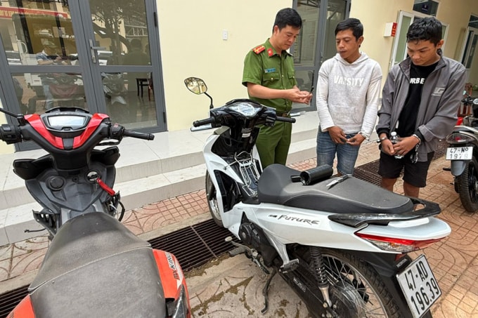 Lê Quang Nhã (ngoài cùng bên phải) và Nguyễn Đức Sang lúc bị bắt. Ảnh: Ngọc Oanh