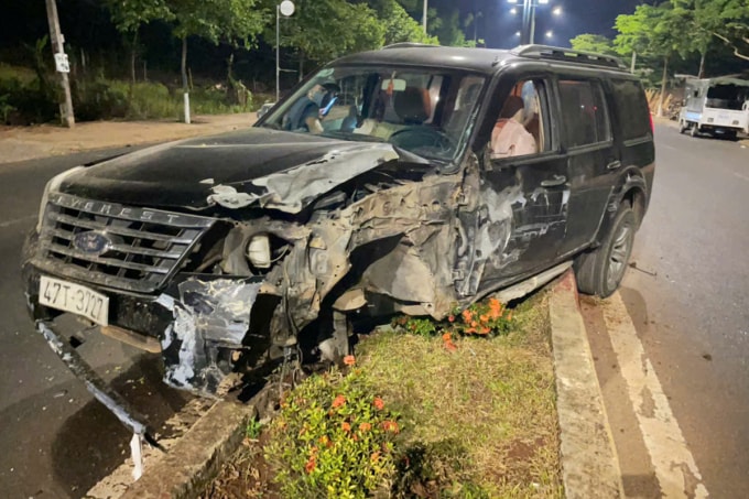 Y Ginta Byă lái ôtô trộm được tông vào chiếc xe tải đậu bên đường và leo lên giải phân cách. Ảnh: Ngọc Oanh