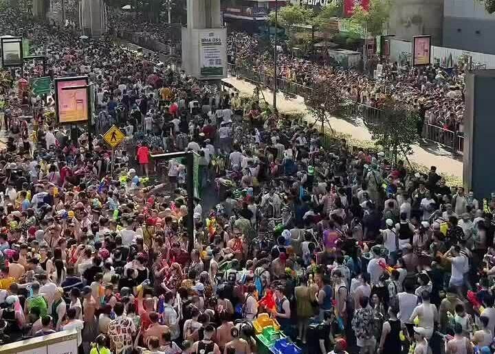 Lễ hội té nước Songkran ở Bangkok