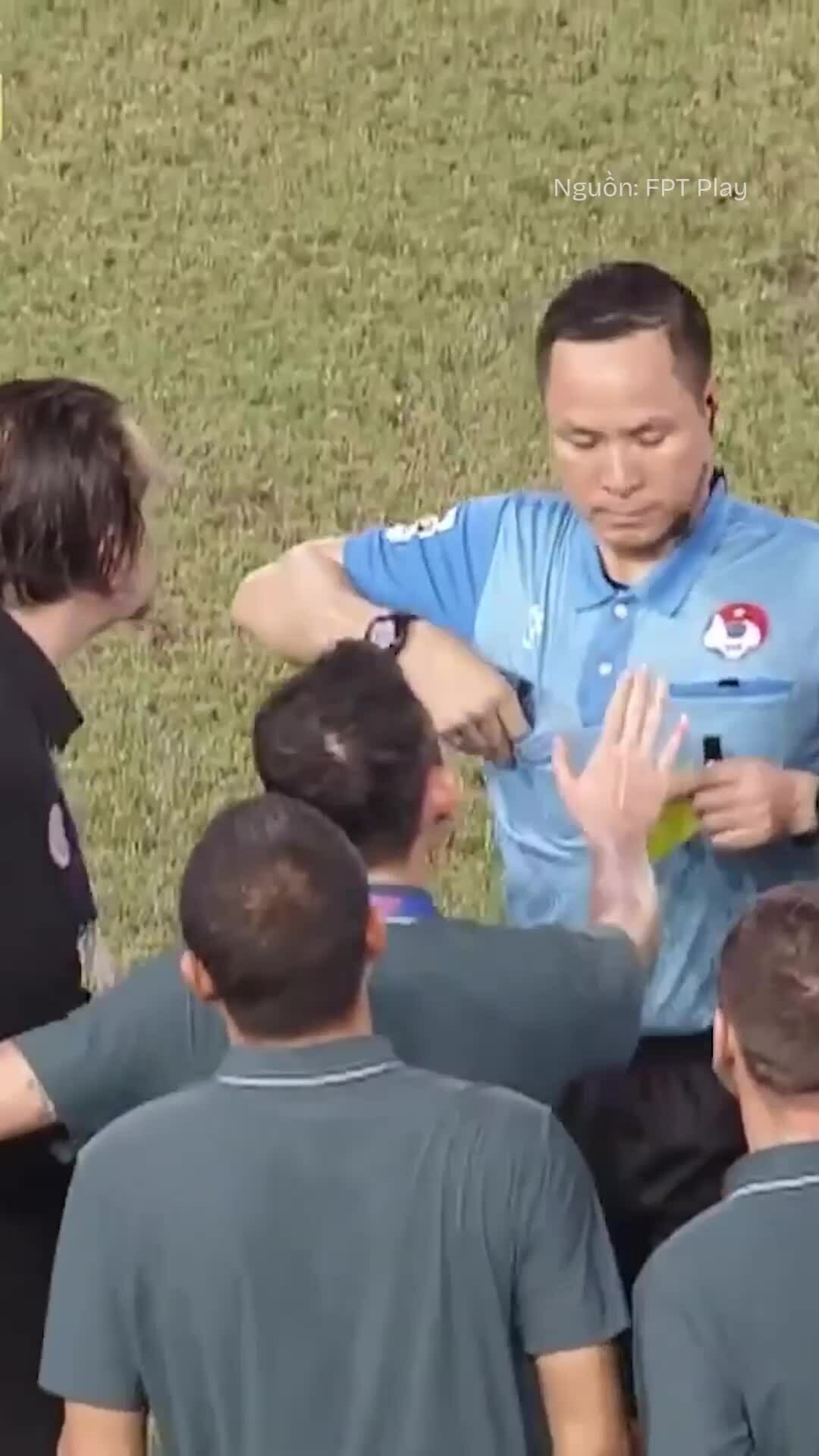 Khoảnh khắc HLV Popov nổi giận lao vào trọng tài, ném bảng tên