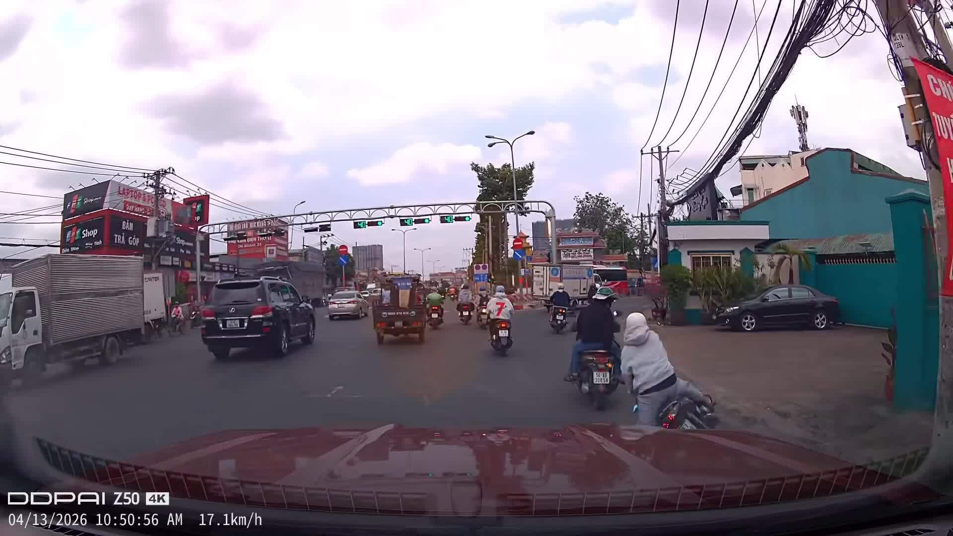 Nam thanh niên ngã xe máy ngay trước bánh ôtô