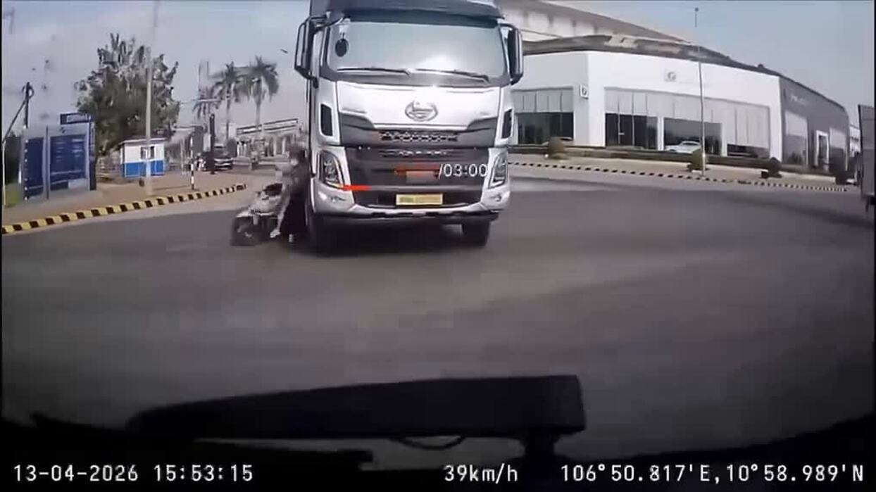 Người phụ nữ chở em bé ngã vào xe bồn