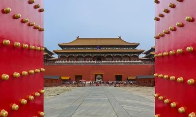 Giải mã 81 chiếc đinh tròn vàng "bí ẩn" trên cổng Tử Cấm Thành - Ảnh 2.