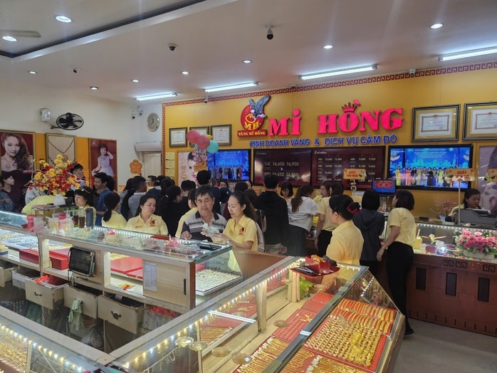 Giá vàng hôm nay 14 - 4: Thị trường tự do bất ngờ thấp hơn giá vàng lớn - Ảnh 2. Giá vàng hôm nay 14 - 4: Thị trường tự do bất ngờ thấp hơn giá vàng lớn - Ảnh 2.