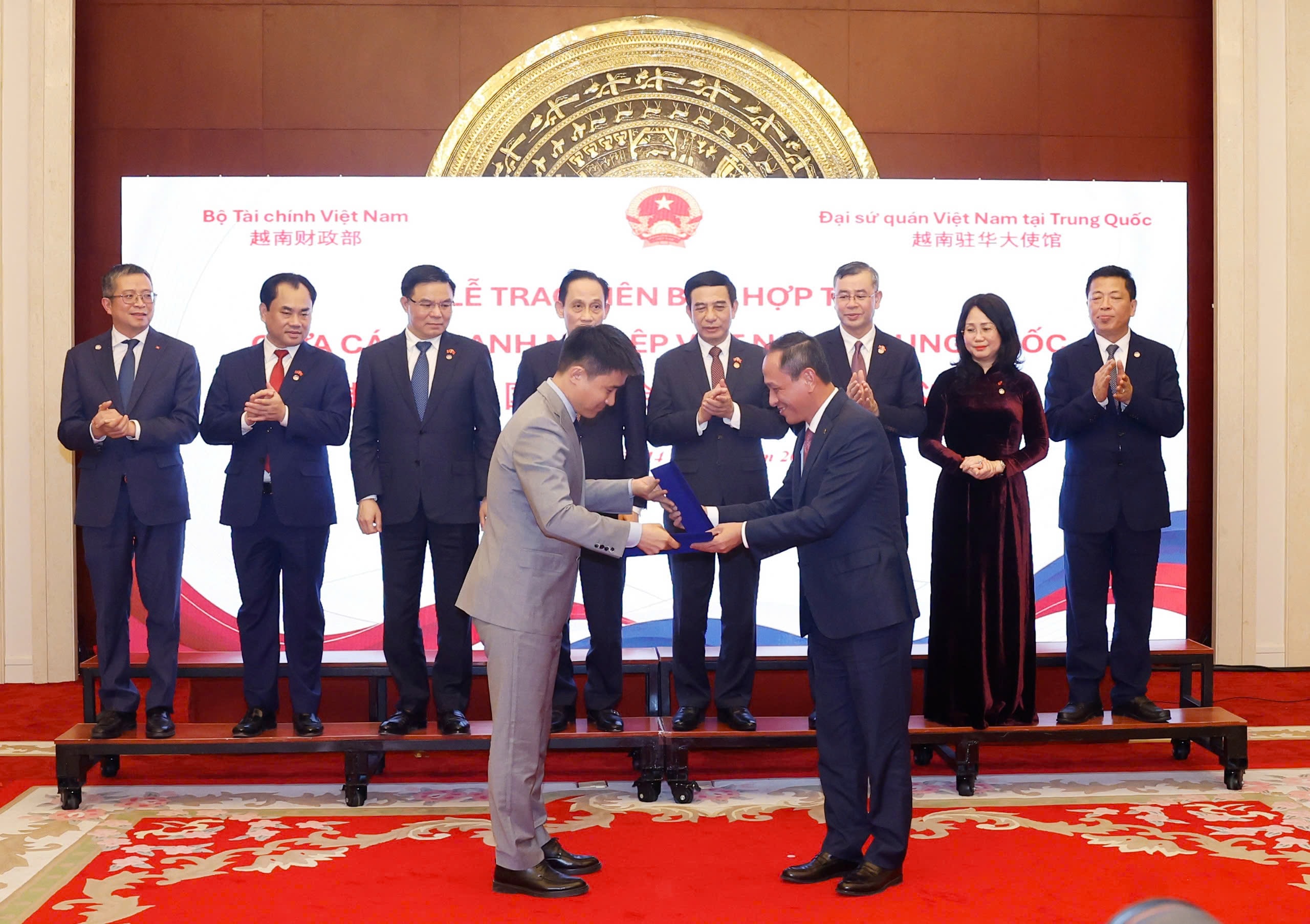 Vietnam Airlines ký thỏa thuận 50 triệu USD với đối tác Trung Quốc - Ảnh 1. Vietnam Airlines ký thỏa thuận 50 triệu USD với đối tác Trung Quốc - Ảnh 1.