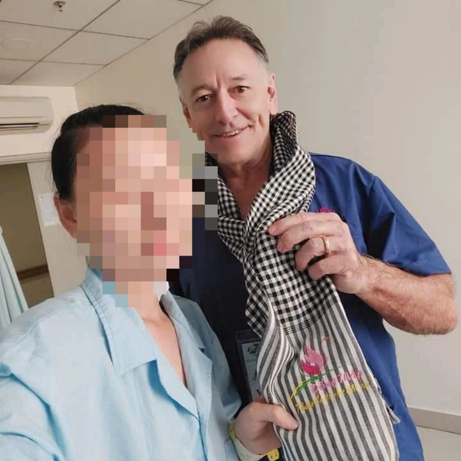 Bác sĩ John Lose nhận quà lưu niệm từ bệnh nhân sau quá trình phục hồi