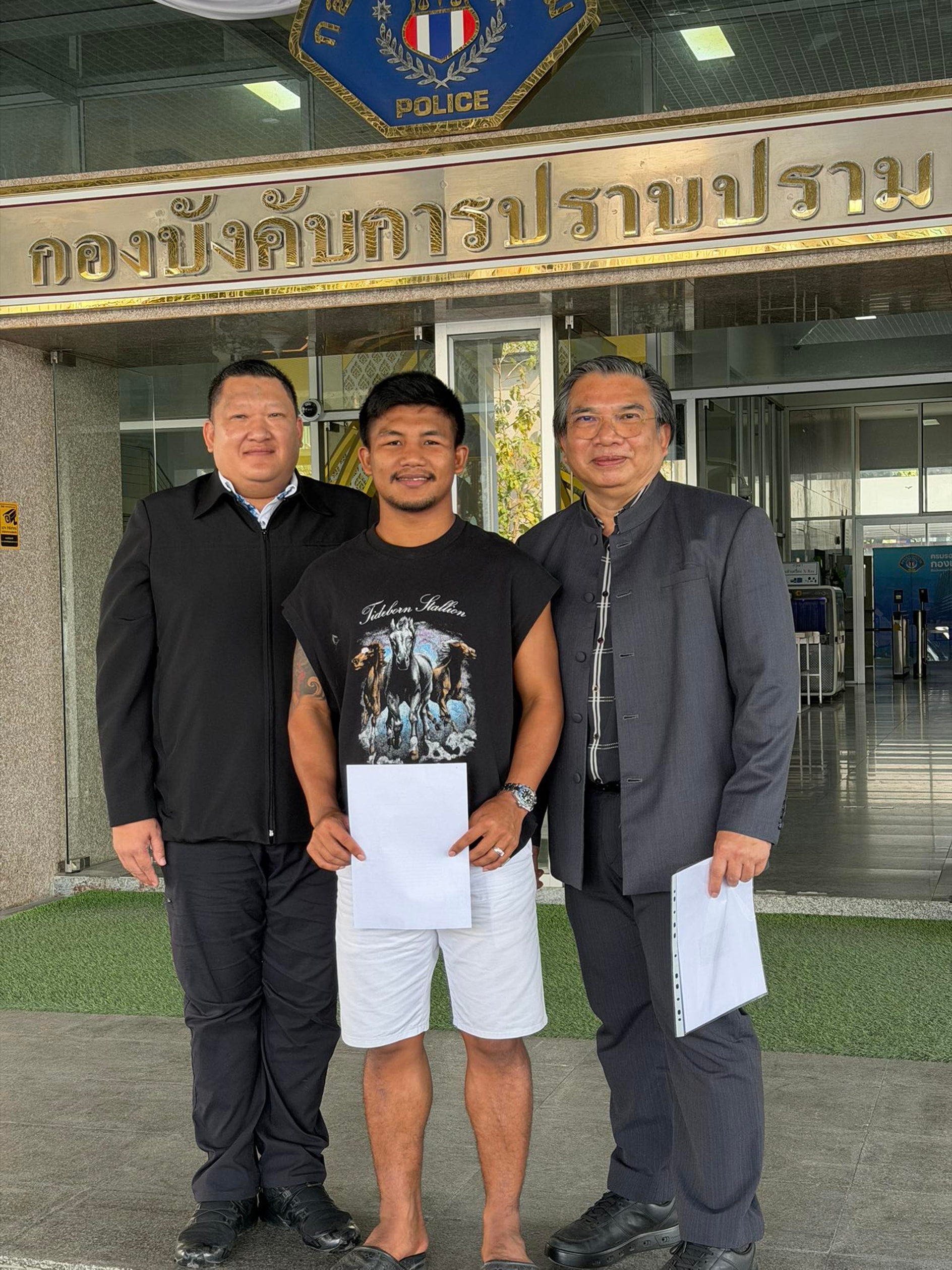 Rodtang chia sẻ ảnh chụp ở trụ sở cảnh sát