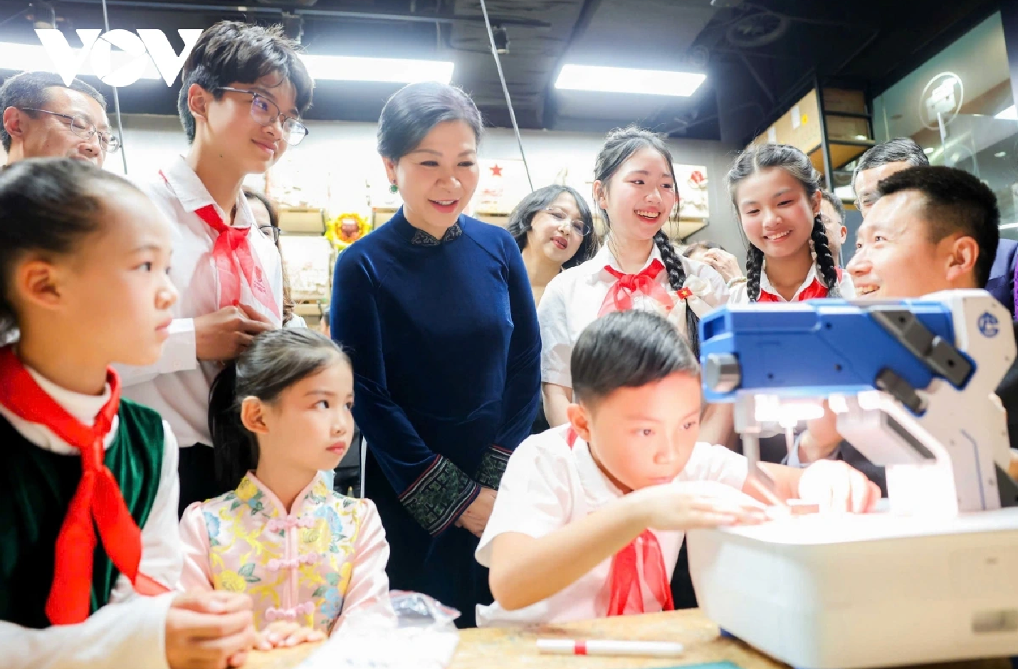 Phu nhân Ngô Phương Ly đến thăm Trung tâm giao lưu khoa học văn hóa thanh thiếu niên Tống Khánh Linh tại Bắc Kinh (Trung Quốc).