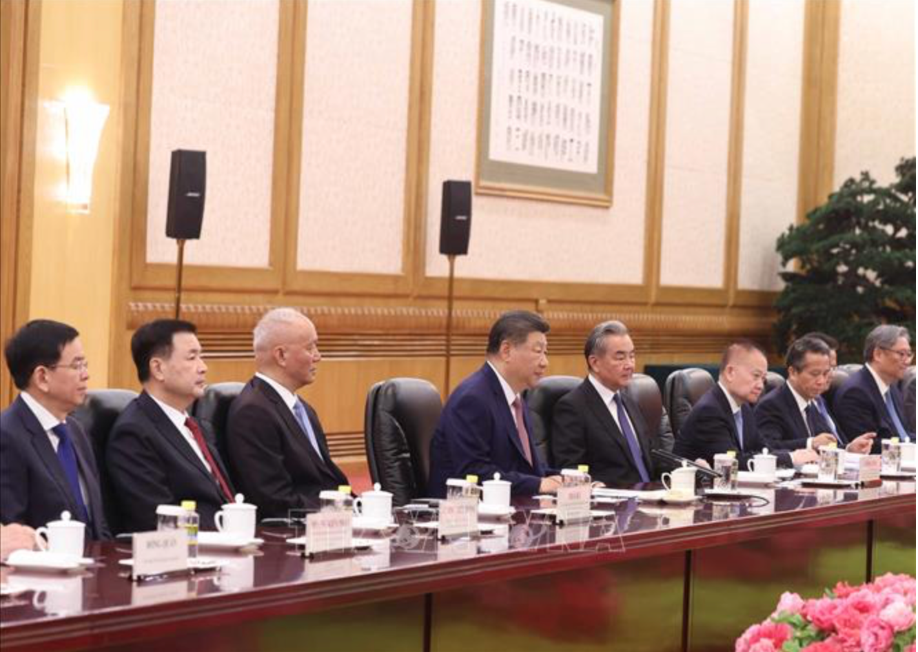 Tổng Bí thư, Chủ tịch nước Trung Quốc Tập Cận Bình và thành viên Đoàn cấp cao Trung Quốc tại cuộc hội đàm với Tổng Bí thư, Chủ tịch nước Tô Lâm và Đoàn cấp cao Việt Nam. (Ảnh: Thống Nhất/TTXVN)