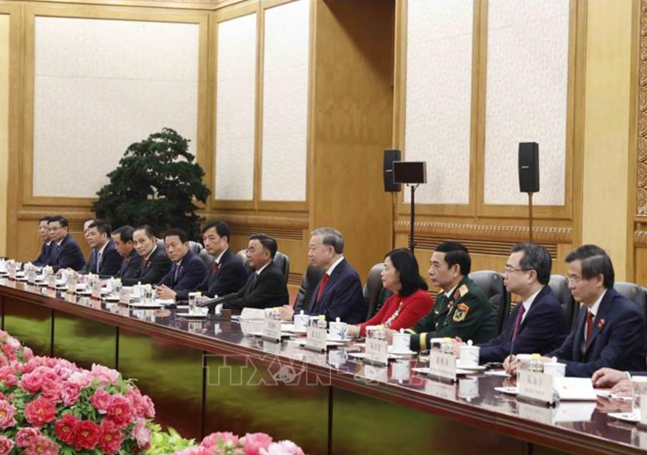 Tổng Bí thư, Chủ tịch nước Tô Lâm và thành viên Đoàn cấp cao Việt Nam tại cuộc hội đàm với Tổng Bí thư, Chủ tịch nước Trung Quốc Tập Cận Bình và Đoàn cấp cao Trung Quốc. (Ảnh: Thống Nhất/TTXVN)