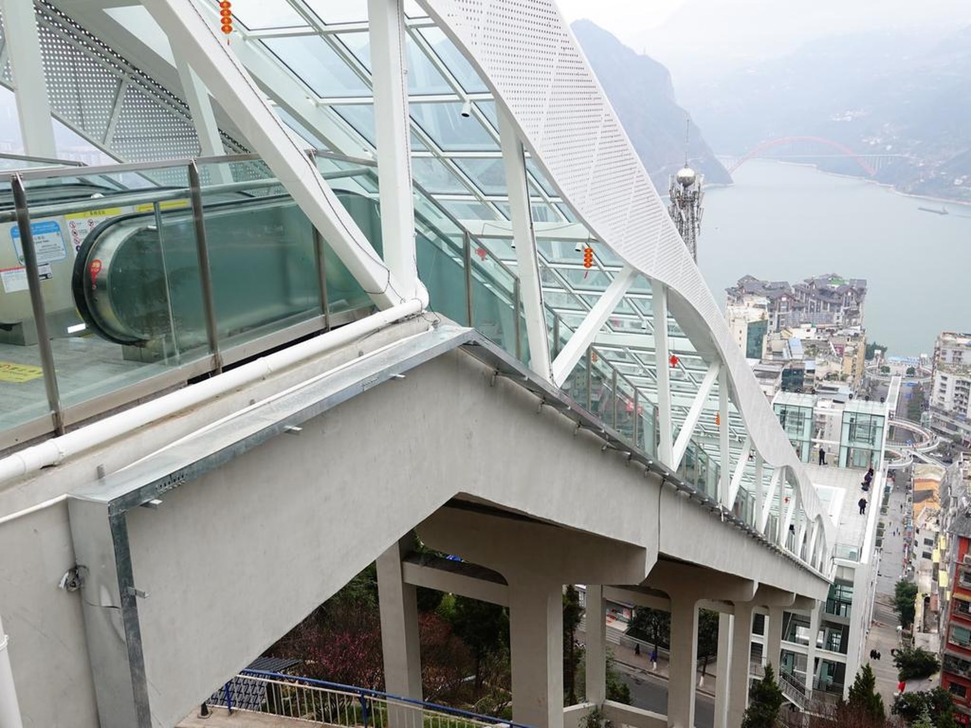 Chiêm ngưỡng thang cuốn leo núi tương đương toà nhà 80 tầng ở Trung Quốc - 5