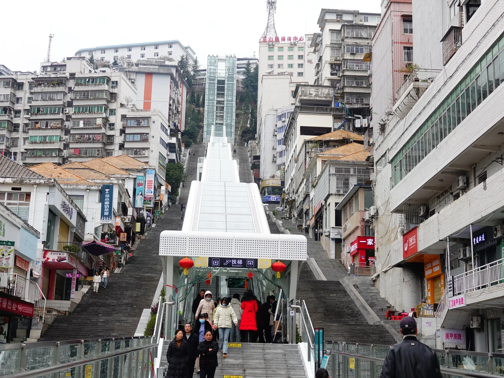 Chiêm ngưỡng thang cuốn leo núi tương đương toà nhà 80 tầng ở Trung Quốc - 1