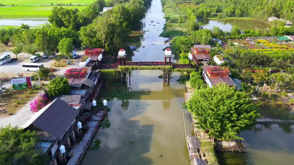 Cô gái chi 200 triệu đồng tự lái ô tô xuyên Việt để... sống chậm lại - 9