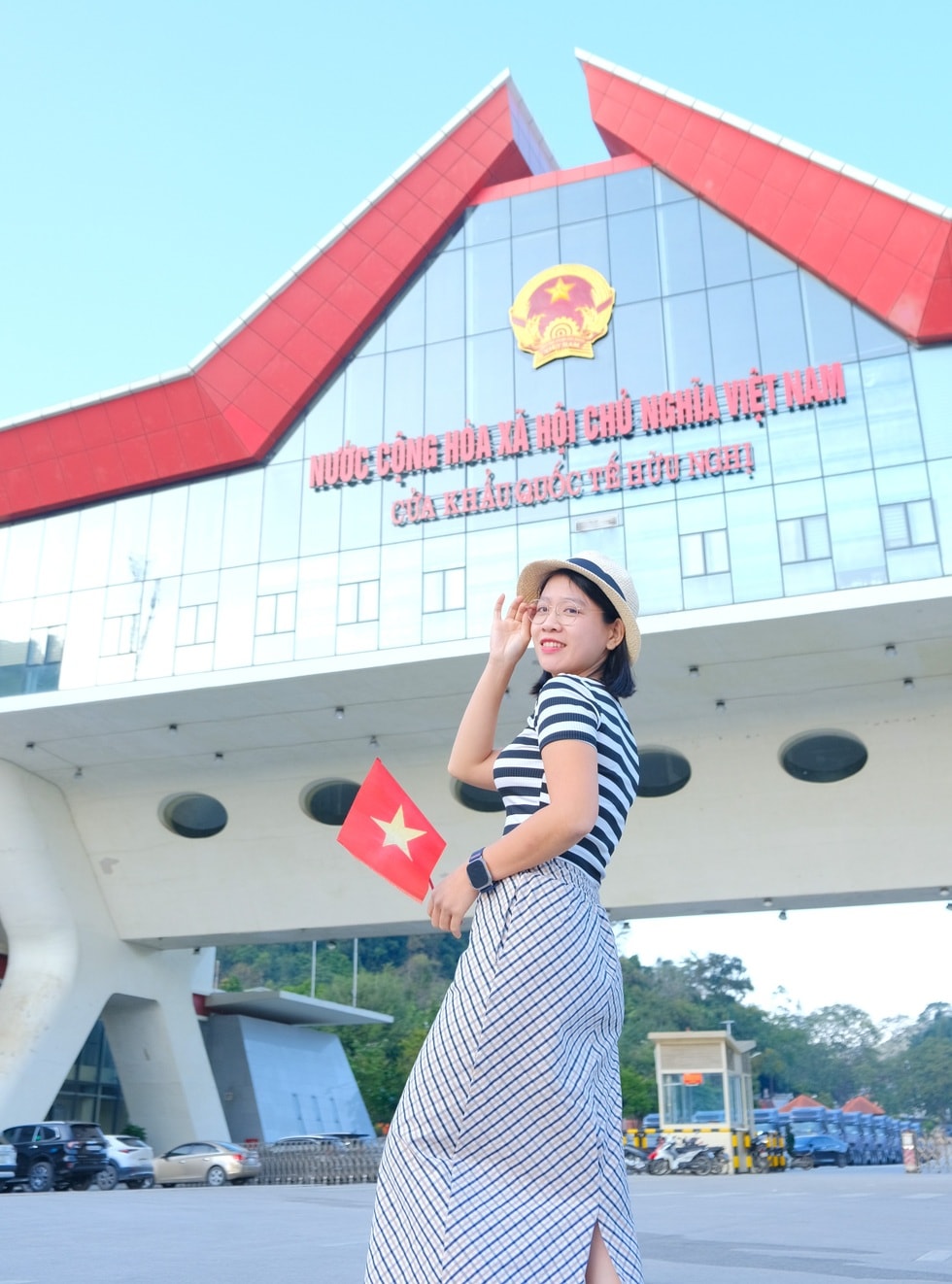 Cô gái chi 200 triệu đồng tự lái ô tô xuyên Việt để... sống chậm lại - 4