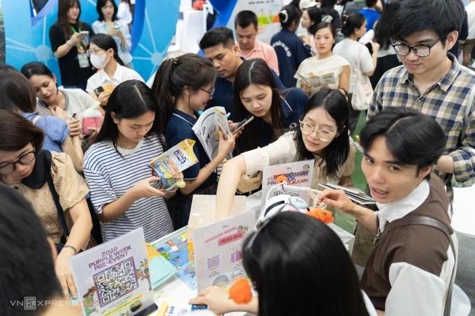 Du khách săn tour giảm giá tại Hội chợ Du lịch Quốc tế 2026 (VITM) diễn ra tại Hà Nội. Ảnh: Hoàng Giang