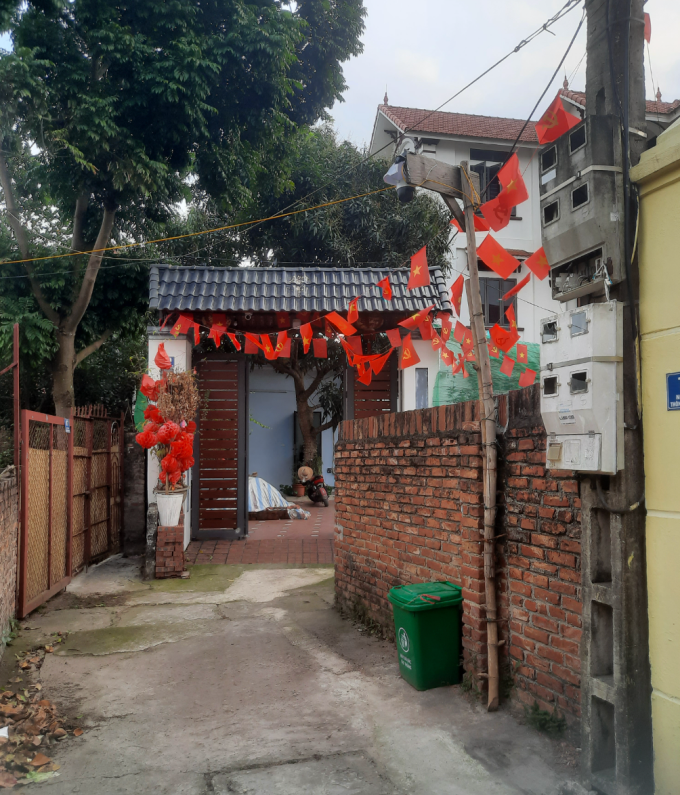 Một hộ dân ở ngõ chùa, thôn Kim Trung, xã Đa Phúc (Hà Nội) bị hàng xóm phản ánh lên iHanoi ngày 24/3 khi tự dựng cột gỗ, lắp hai camera hướng thẳng ra ngõ và chiếu thẳng vào cổng nhà người khác. Ảnh: iHanoi