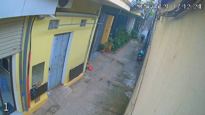 Hình ảnh trích xuất từ camera an ninh của một hộ dân sống tại ngõ 45 phố Vo Trung, Phường Phúc Lợi (Hà Nội) hướng thẳng vào ngõ và cửa nhà hàng xóm, được phản ánh lên iHanoi hồi tháng 5/2025. Nguồn: iHanoi