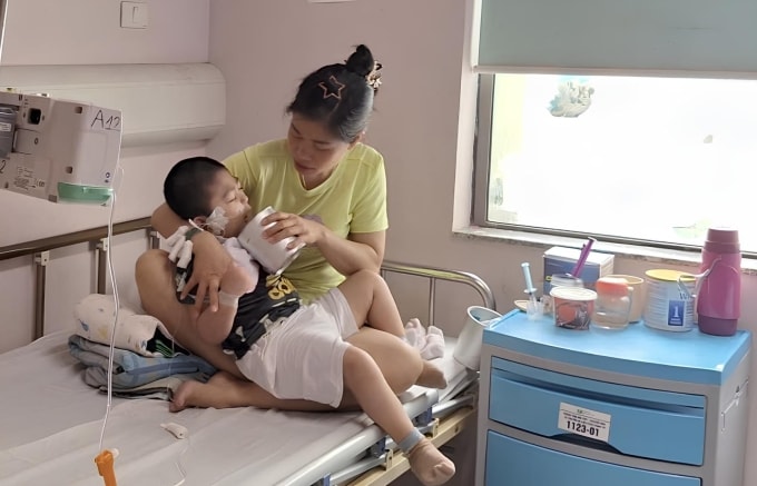 Nhiều hôm chị Ca phải vế con 20 tiếng vì bé ho, nôn trớ. Ảnh: Bảo Nhiên