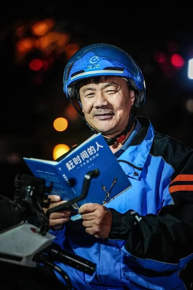 Vương Kế Binh và tuyển tập thơ Người đuổi theo thời gian. Ảnh: The Paper