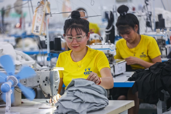 Công nhân làm việc tại công ty may mặc Dony (xã Vĩnh Lộc A, TP HCM), tháng 8/2025. Ảnh: Quỳnh Trần