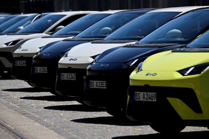 Xe điện BYD Dolphin Surf trước địa điểm tổ chức sự kiện giới thiệu xe của hãng tại Berlin, Đức, ngày 21/5/2025. Ảnh: Reuters