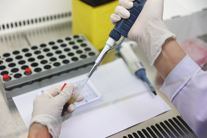 Nhân viên y tế trong phòng xét nghiệm. Ảnh: Quỳnh Trần