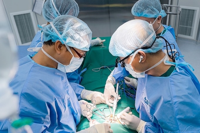 Bác sĩ khám cho bà Thi sau ca mổ mở cắt bướu giáp. Ảnh: Bệnh viện Đa khoa Tâm Anh