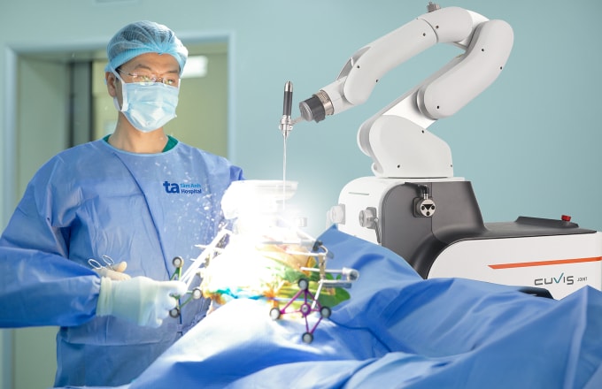 Bác sĩ Học (trái) thay khớp gối cho bà Phúc dưới sự hỗ trợ của robot Cuvis-Joint. Ảnh: Bệnh viện Đa khoa Tâm Anh