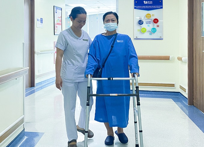 Bà Phúc tập đi lại và chuẩn bị xuất viện sau 3 ngày phẫu thuật. Ảnh: Bệnh viện Đa khoa Tâm Anh