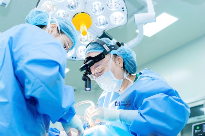 GS Chung Thủy (phải) phẫu thuật cắt amidan cho một người bệnh ung thư. Ảnh: Bệnh viện Đa khoa Tâm Anh