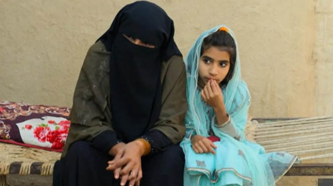 Asma, 10 tuổi, nhiễm HIV dù mẹ em không bị. Ảnh: BBC