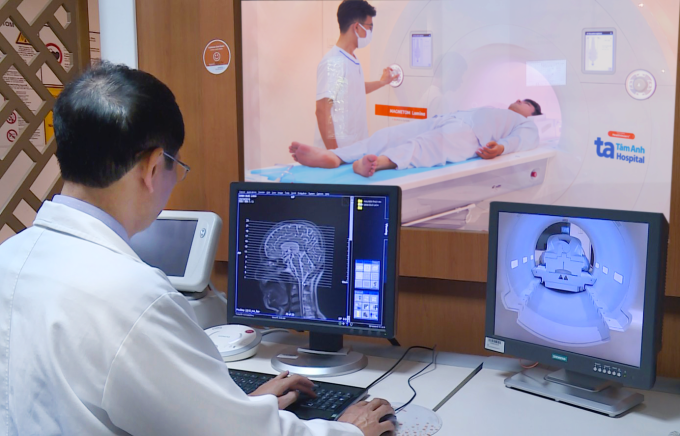 Chụp cộng hưởng từ MRI cho người bệnh thiếu máu não thoáng qua. Ảnh: Bệnh viện Đa khoa Tâm Anh