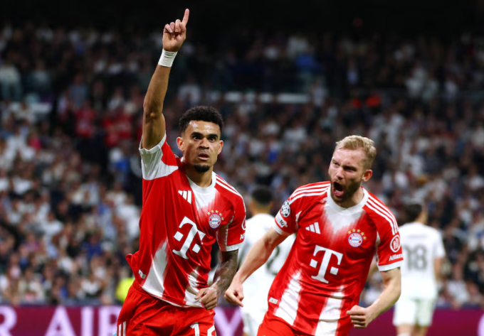 Luis Diaz (trái) mừng bàn mở tỷ số trong trận Bayern thắng Real 2-1 ở lượt đi tứ kết Champions League trên sân Bernabeu, Madrid, Tây Ban Nha ngày 7/4/2026. Ảnh: Reuters