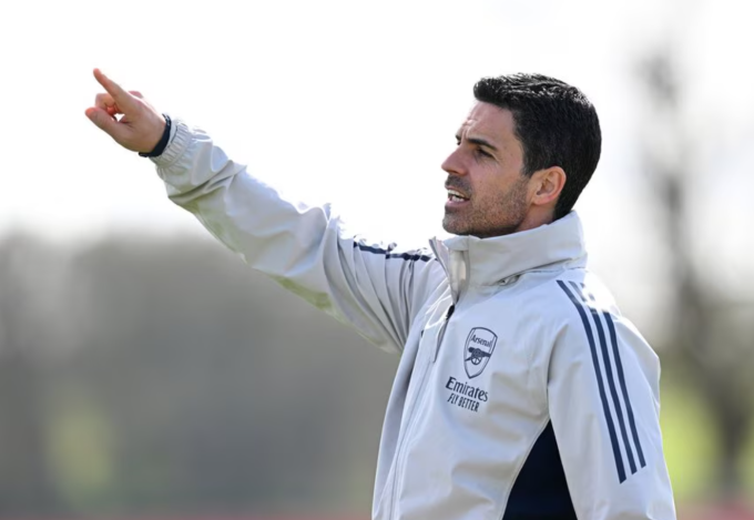 HLV Mikel Arteta chỉ đạo buổi tập của Arsenal ngày 14/4. Ảnh: Arsenal FC