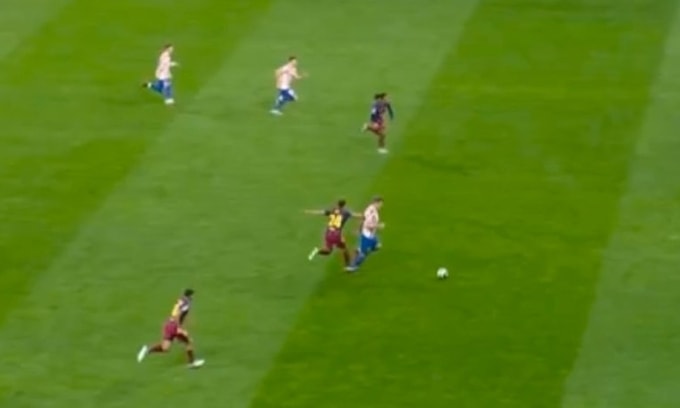 Tình huống Eric Garcia kéo ngã Sorloth và phải nhận thẻ đỏ. Ảnh: chụp màn hình