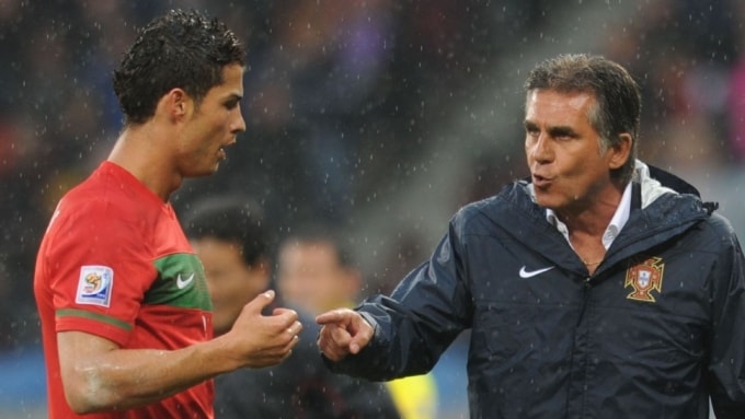 HLV Queiroz (phải) chỉ đạo Ronaldo trong một trận đấu của đội tuyển Bồ Đào Nha tại World Cup 2010 trên đất Nam Phi. Ảnh: Reuters