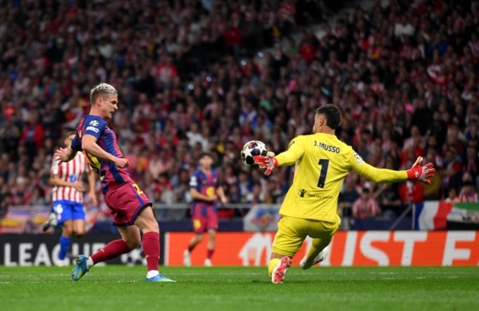 Juan Musso cản cú đá của Dani Olmo trong trận Atletico thua Barca 1-2 ở lượt về tứ kết Champions League trên sân Metropolitano, thành phố Madrid, Tây Ban Nha tối 14/4/2026. Ảnh: UEFA
