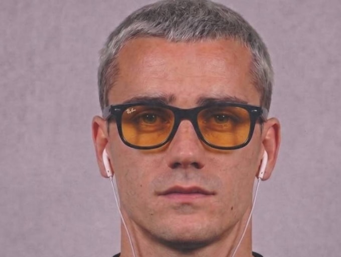 Griezmann đeo kính và tai nghe để đáp trả Yamal. Ảnh: Atletico Madrid