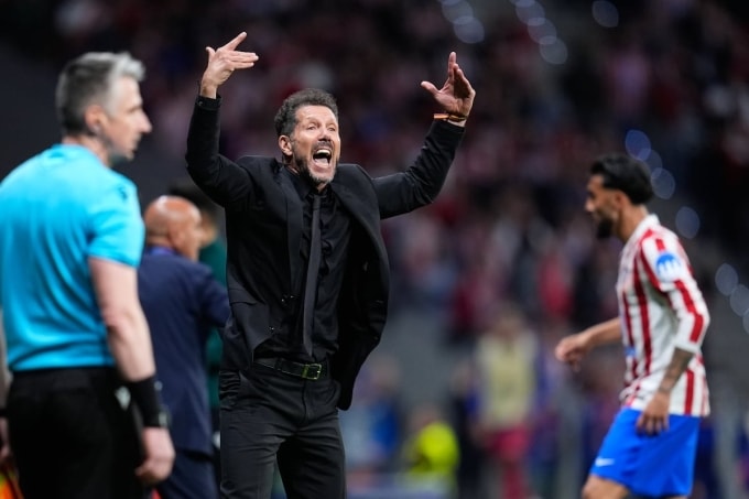 HLV Diego Simeone chỉ đạo cầu thủ trong trận lượt về tứ kết Champions League giữa Barca và Atletico trên sân Metropolitano, thành phố Madrid, Tây Ban Nha tối 14/4/2026. Ảnh: AFP7