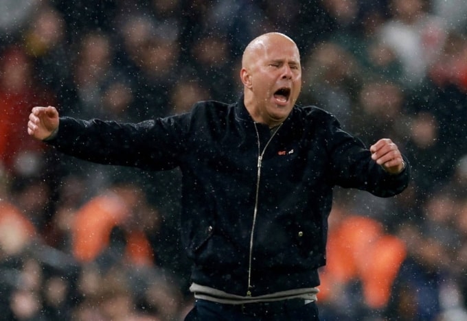 HLV Arne slot phản ứng trong trận Liverpool thua PSG 0-2 ở lượt về tứ kết Champions League, trên sân Anfield, Liverpool, Anh hôm 14/4. Ảnh: Reuters