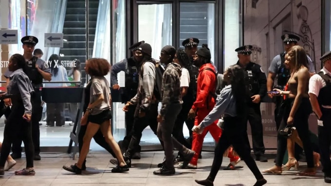 Cảnh sát Chicago canh gác dọc đường East Illinois bên ngoài rạp chiếu phim AMC River East 21 hôm 18/4/2025. Ảnh: Chicago Tribune