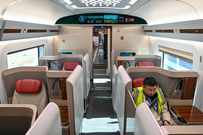 Một nhân viên tiến hành thử nghiệm trên nguyên mẫu tàu cao tốc CR450 tại Bắc Kinh năm 2025. Ảnh: Xinhua