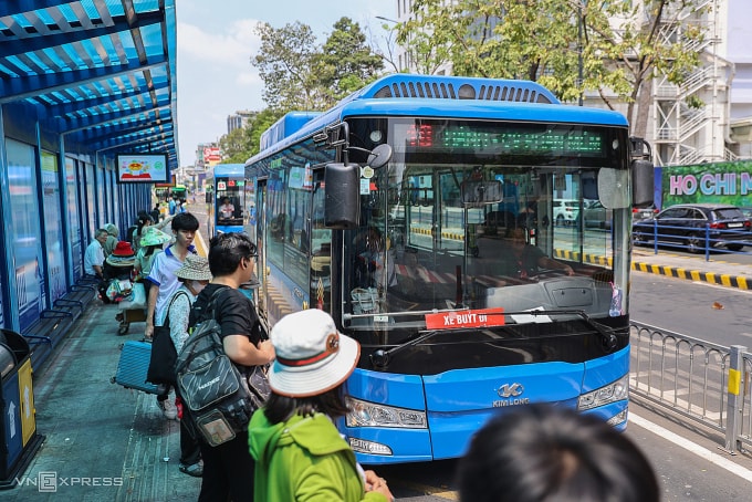 Người dân đón xe buýt ở trung tâm TP HCM, tháng 4/2026. Ảnh: Quỳnh Trần