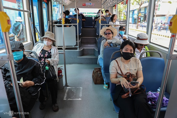 Hành khách đi xe buýt điện ở TP HCM, tháng 4/2026. Ảnh: Quỳnh Trần