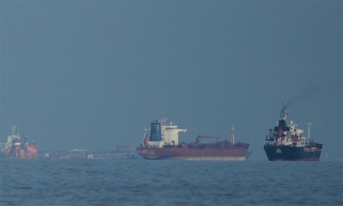Tàu hàng neo đậu trước eo biển Hormuz, gần Khor Fakkan, Các Tiểu vương quốc Arab Thống nhất ngày 11/3. Ảnh: AP