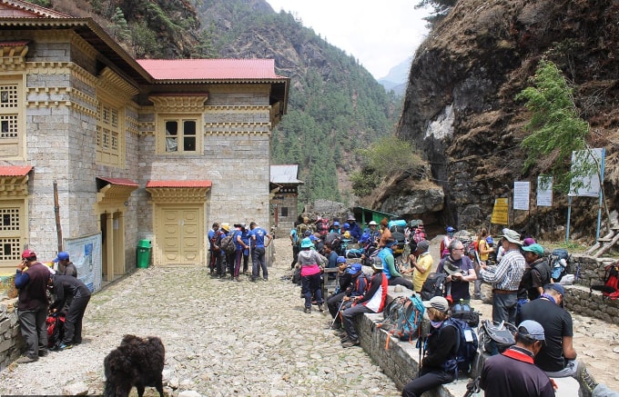 Du khách trên hành trình chinh phục Everest. Ảnh: The Kathmandu Post