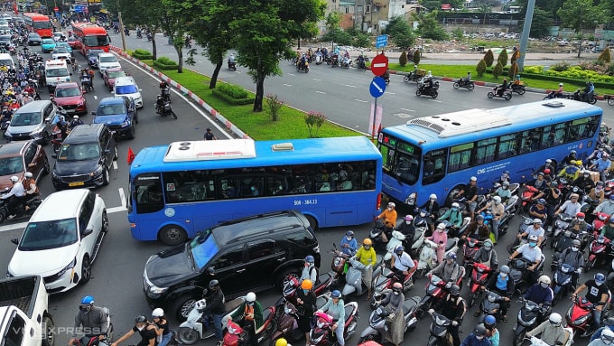 Xe buýt chen giữa dòng ôtô cá nhân, xe máy khu vực cầu Bình Triệu, tháng 10/2025. Ảnh: Hạ Giang