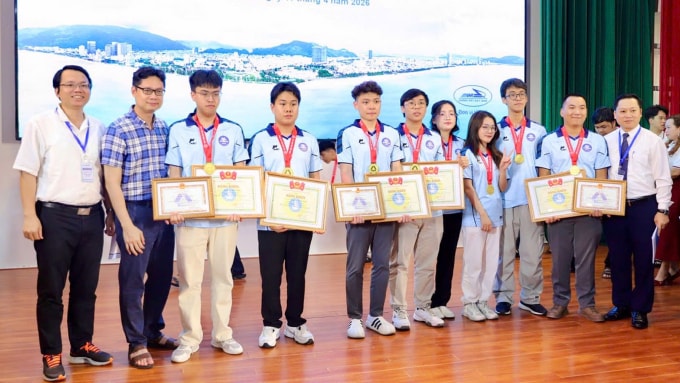 Nhất Huy (thứ ba từ trái sang) cùng các thầy và bạn bè trong đội tuyển của Đại học Sư phạm Hà Nội. Ảnh: Fanpage nhà trường