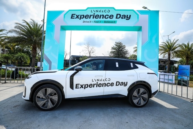 Dòng xe Lynk & Co 08 EM-P Super Hybrid tại khu vực cổng sự kiện. Ảnh: Lynk & Co