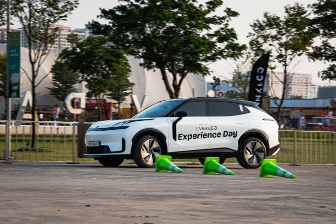 Người tham dự trải nghiệm sa hình lái thử mẫu Lynk & Co 08 EM-P Super Hybrid. Ảnh: Lynk & Co